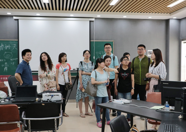 学院副院长韦锦业陪同广西工艺美术学校副校长李姮一行参观视觉传达设计实训室01.jpg