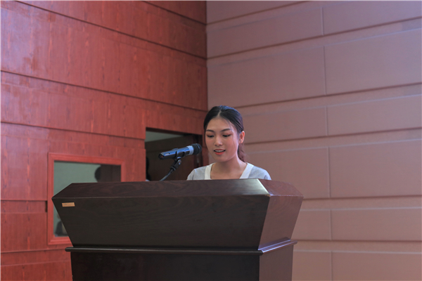 张露同学代表老生发言.jpg