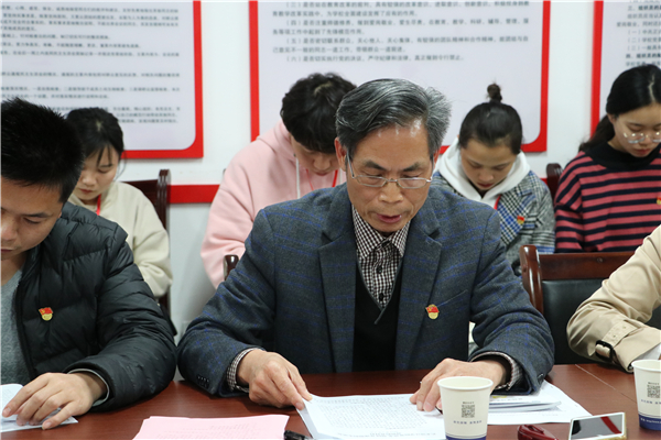 学院党总支书记杨伦超代表党总支部委员会向大会述职.jpg