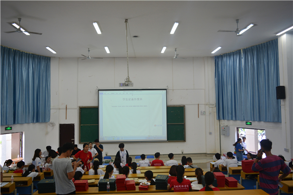 毕业生离校手续办理现场.jpg