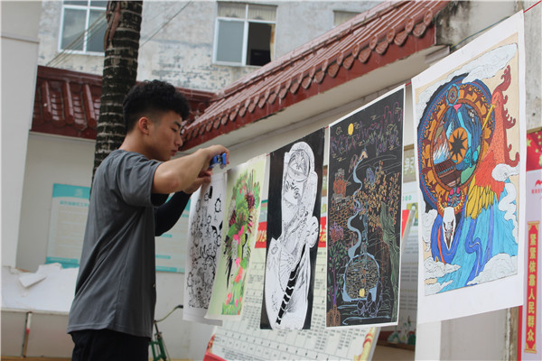 服务团成员布置画展.jpg