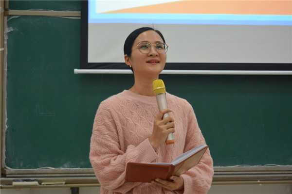 廖秀媛老师讲话.jpg