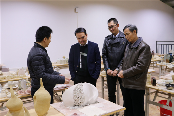 参观陶艺实训室.jpg