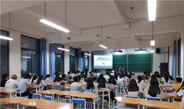 丘曼妮老师召开班级会议.jpg