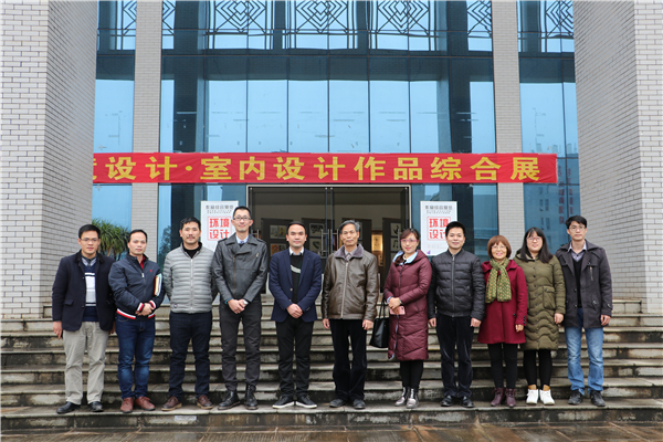 在演艺中心前合影留念.jpg