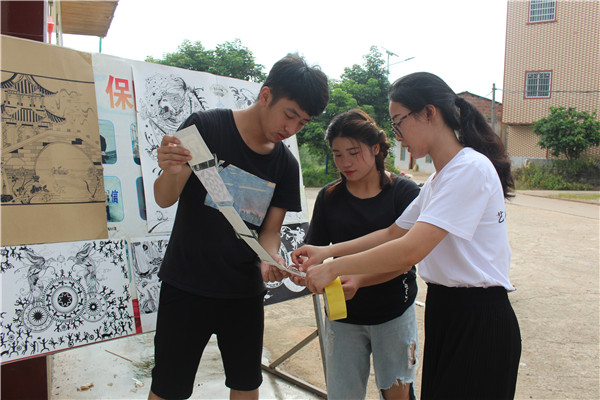 服务团成员布置画展 (2).jpg