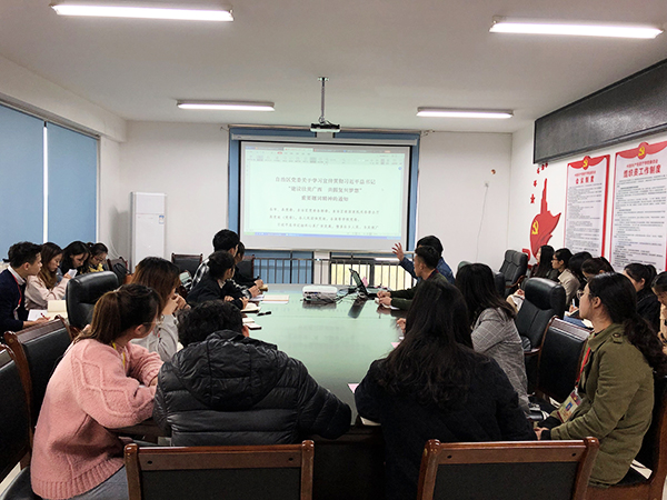 杨桂财老师向学生解读文件精神.jpg