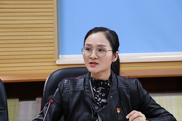 廖秀媛副书记主持会议.jpg