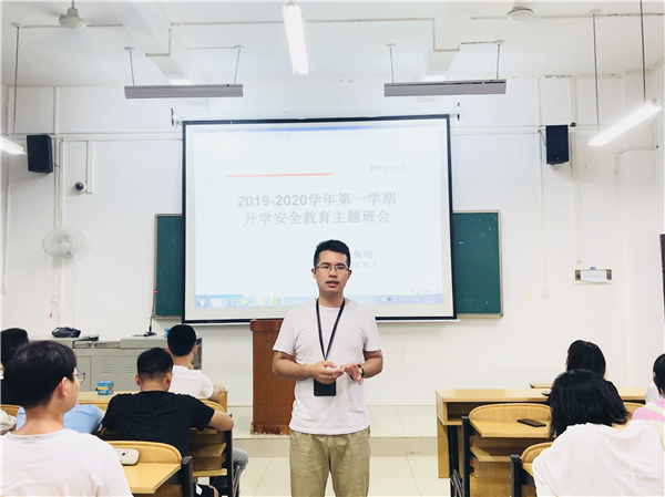 王振迎老师召开班级班会.jpg