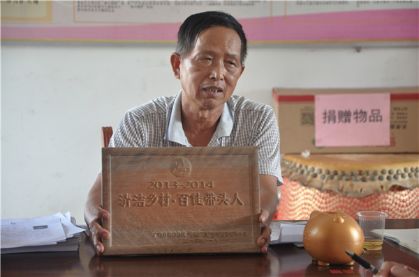 邓书记向实践团展示获得的牌匾.JPG