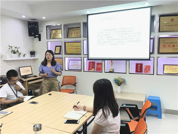 辅导员唐夏老师做班风学风建设工作汇报.jpg