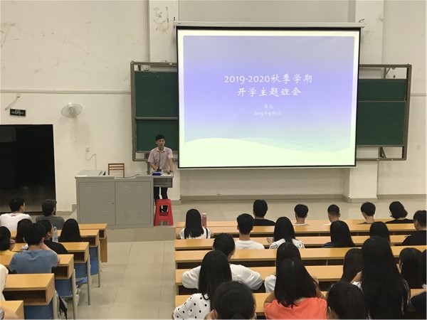 蓝克老师召开班级班会.jpg