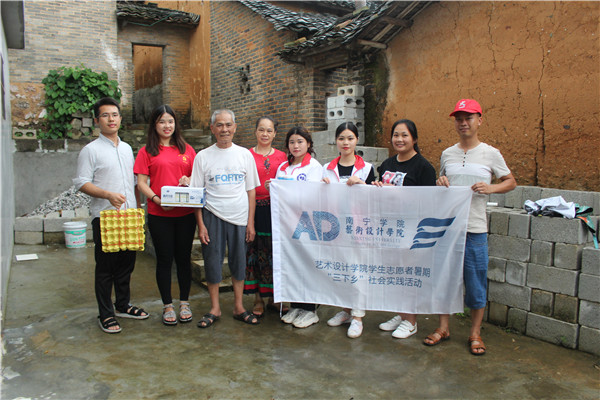 服务团成员与那宁村“五保户”老人合影.jpg