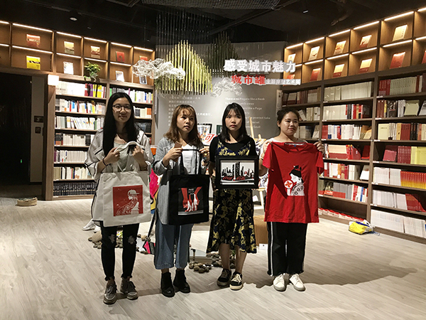 17级广告专业学生与展出作品合影.jpg