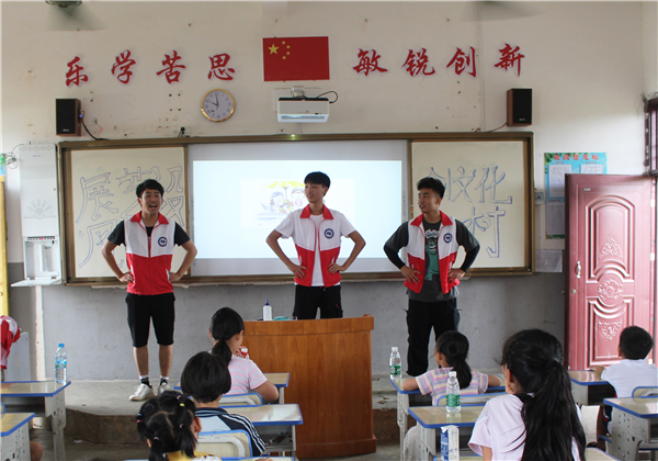 服务团成员示范游泳前热身动作.jpg