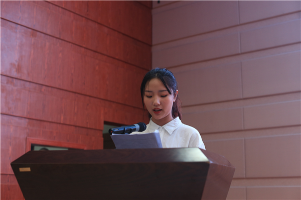 唐悦颖同学代表新生发言.jpg
